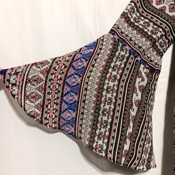 JessicaSimpson EUC Women's Bell Sleeve Blouse, Large, Sheer, Patterned, Gorgeous - Picture 5 of 10